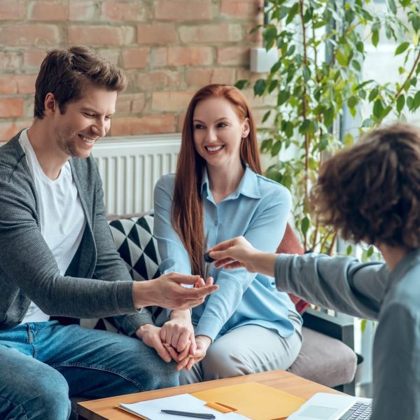 Bild von einer Schlüsselübergabe